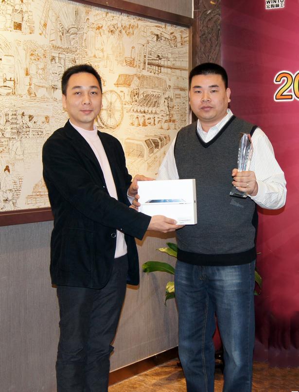 图6、pp电子游戏广东线销售副总庞永江为广东肇庆pp电子游戏专卖店经销商颁奖