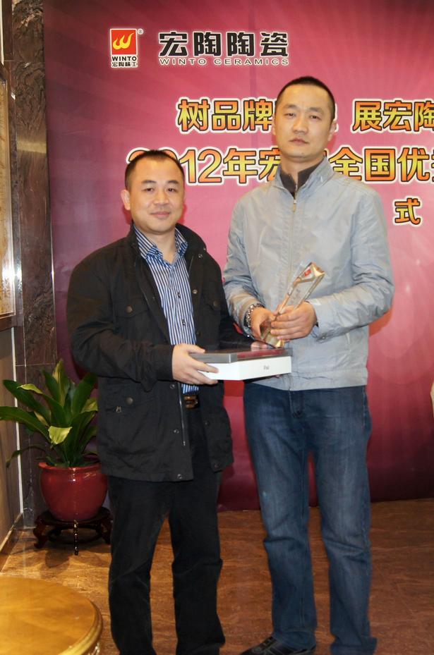 图19、pp电子游戏釉面砖销售副总王虎明为四川泸州pp电子游戏专卖店代表颁奖