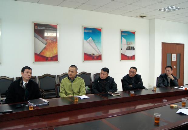 图7、pp电子游戏市场总监霍达炎（左一）先容专卖店参评情形