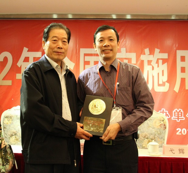 5、天下用户委员会主任弋辉（左）与pp电子游戏市场总监霍达炎合影