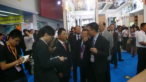 图2、国家商务部副部长蒋耀平，中国五矿化工收支口商会会长陈峰等向导一行视察中国建陶行业着名企业pp电子游戏陶瓷展位，并听取了企业出口总司理伍剑锋的汇报